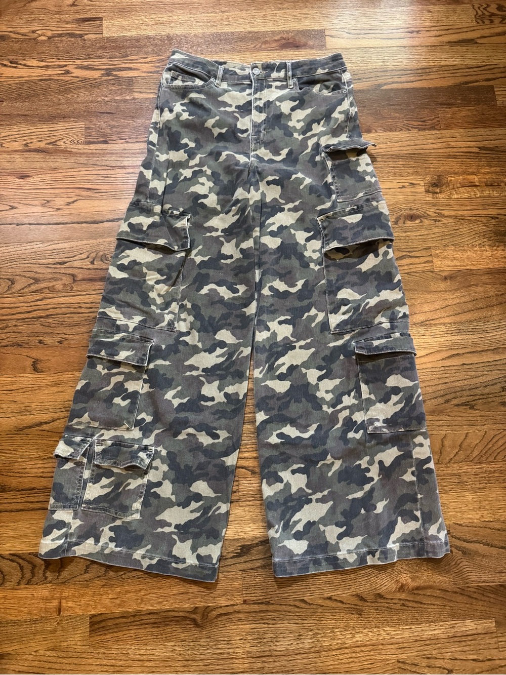 Camo Wide-Leg Cargo Jeans - Olive Camo